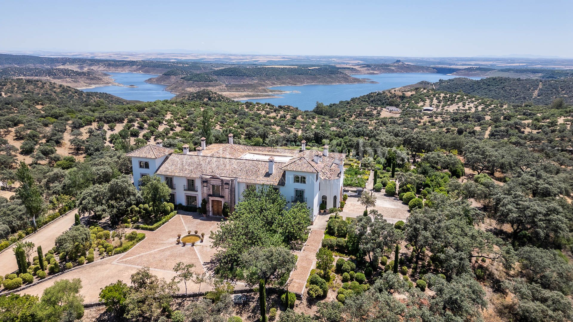 Private Estate surrounded by the Breña Reservoir and Mediterranean Forest