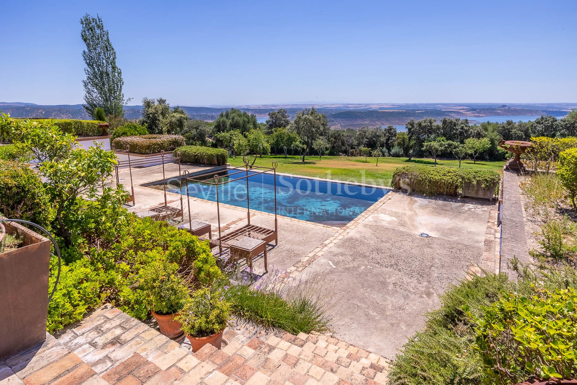 Private Estate surrounded by the Breña Reservoir and Mediterranean Forest