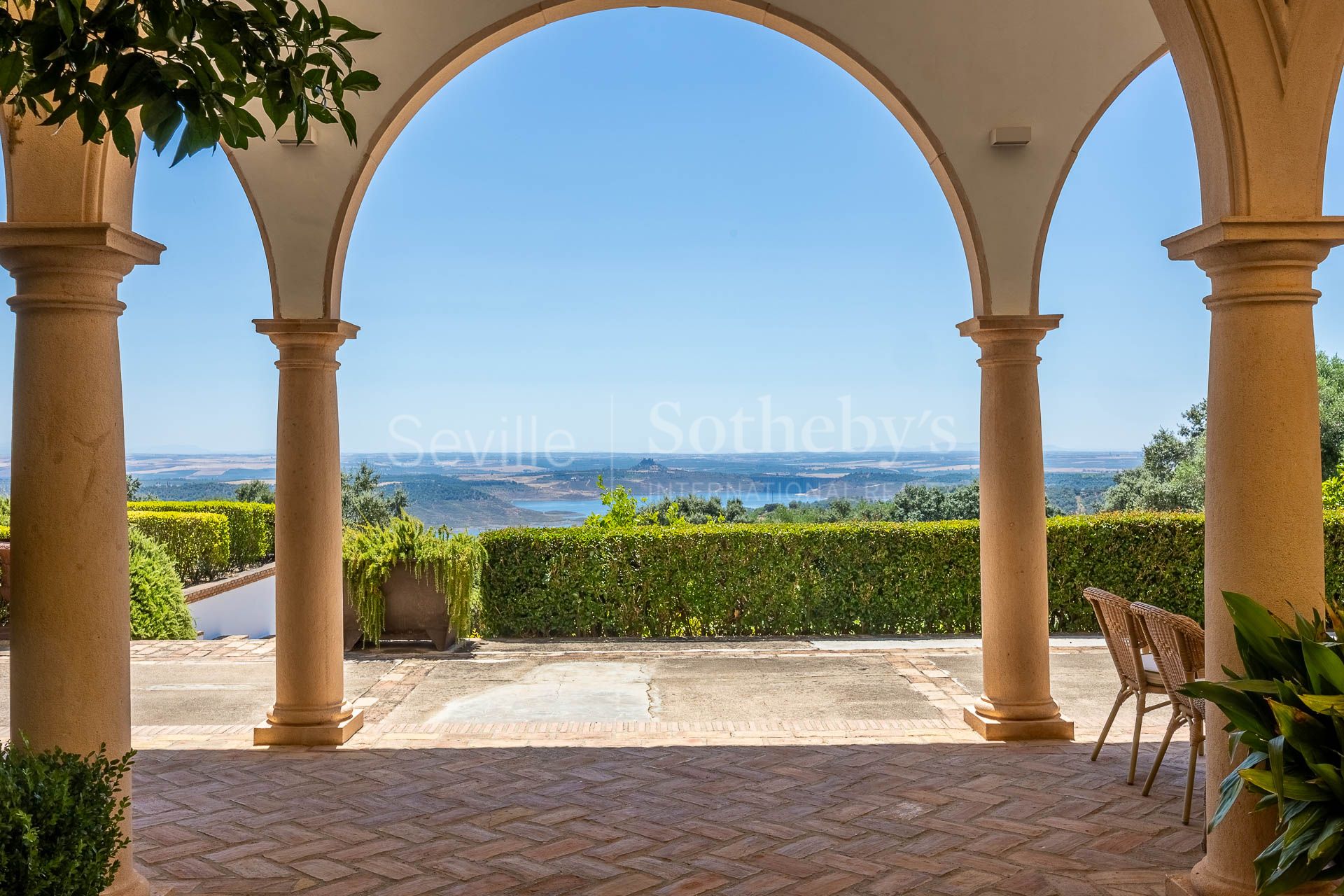 Private Estate surrounded by the Breña Reservoir and Mediterranean Forest