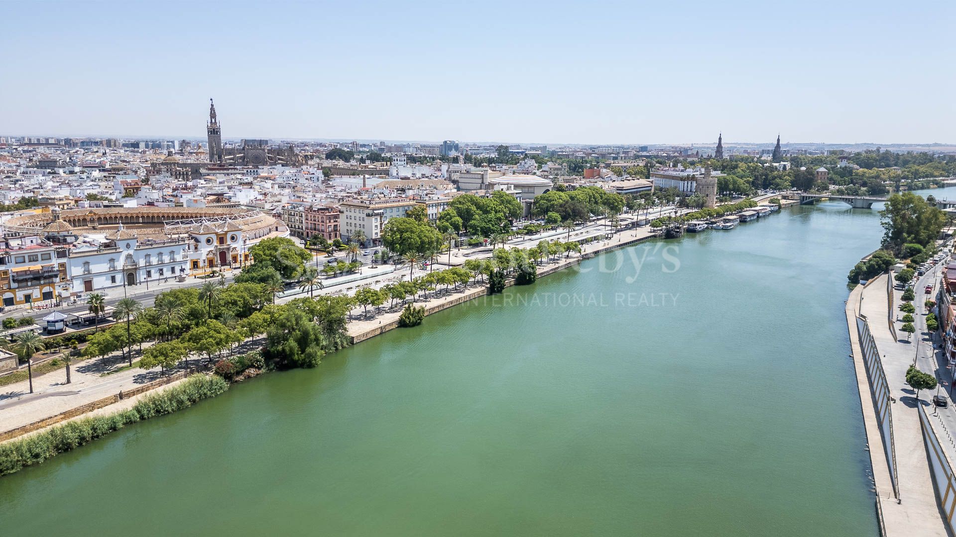 Activo de inversión en rentabilidad junto a la plaza de toros y el río Guadalquivir