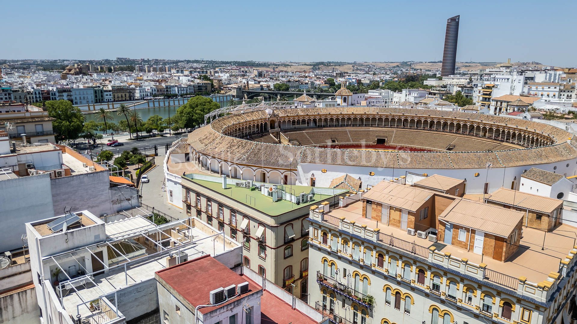 Activo de inversión en rentabilidad junto a la plaza de toros y el río Guadalquivir