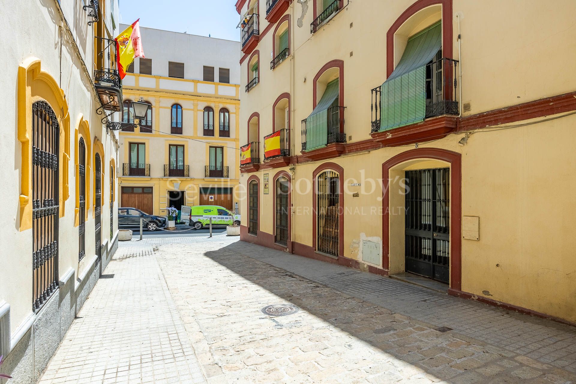 Profitable investment asset next to the bullring and the Guadalquivir river