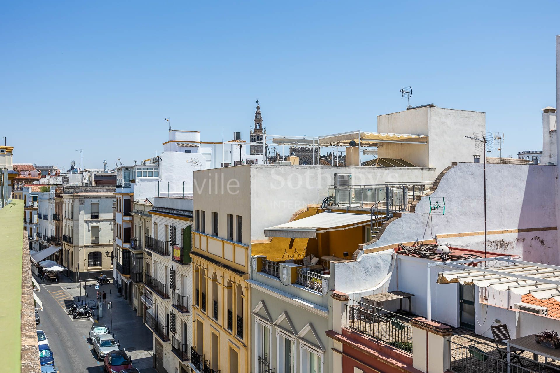 Profitable investment asset next to the bullring and the Guadalquivir river