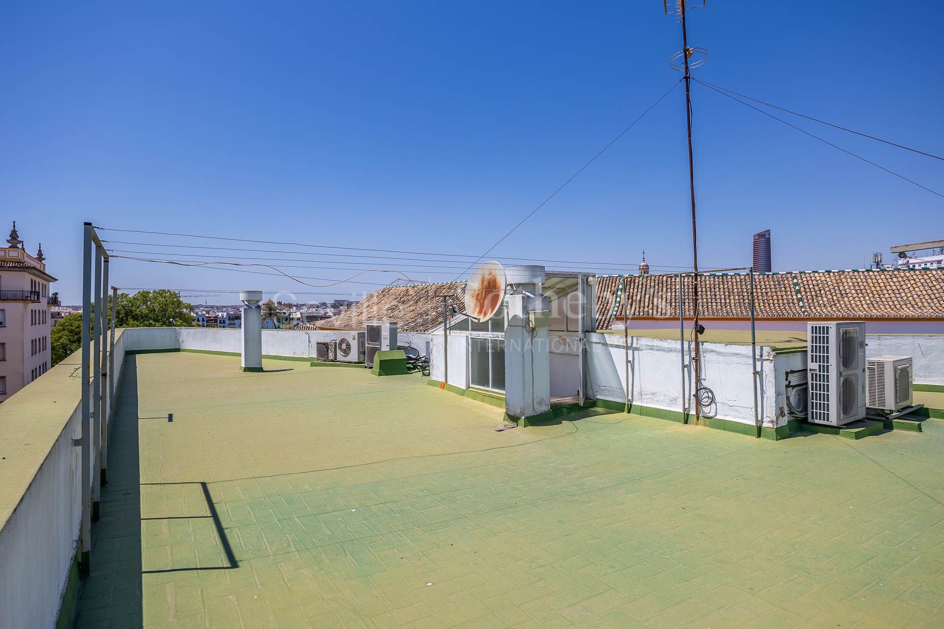 Profitable investment asset next to the bullring and the Guadalquivir river