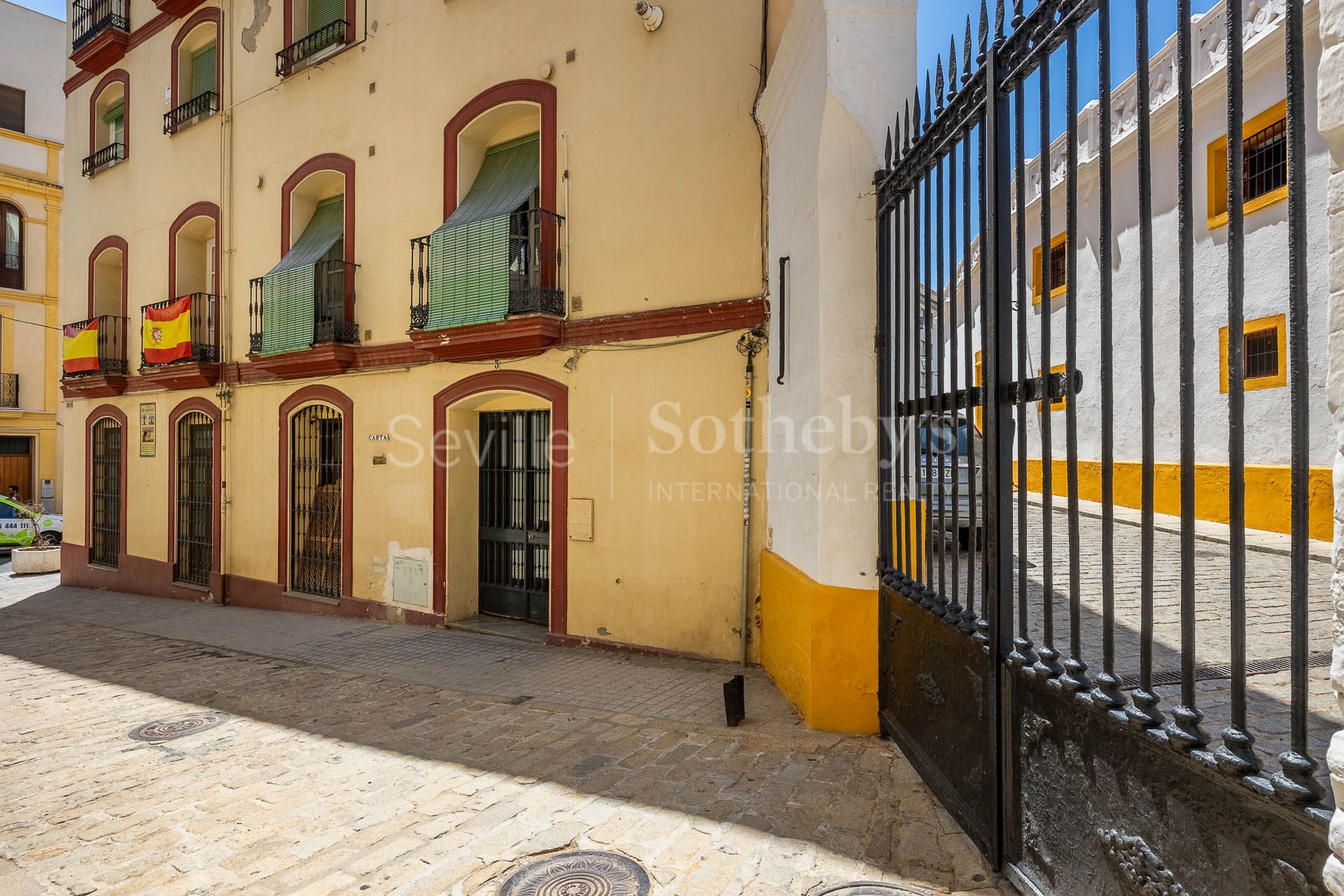 Profitable investment asset next to the bullring and the Guadalquivir river