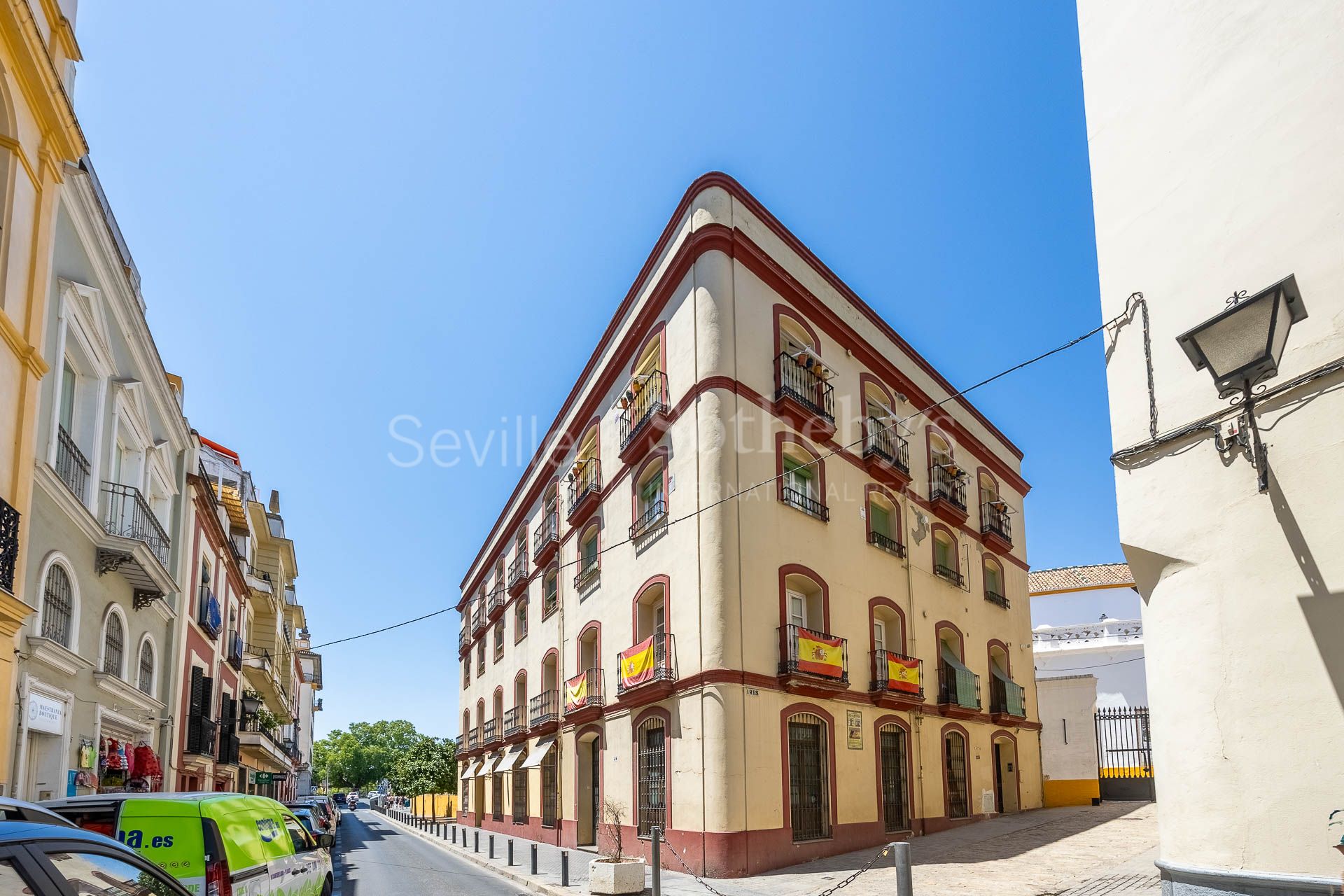 Profitable investment asset next to the bullring and the Guadalquivir river