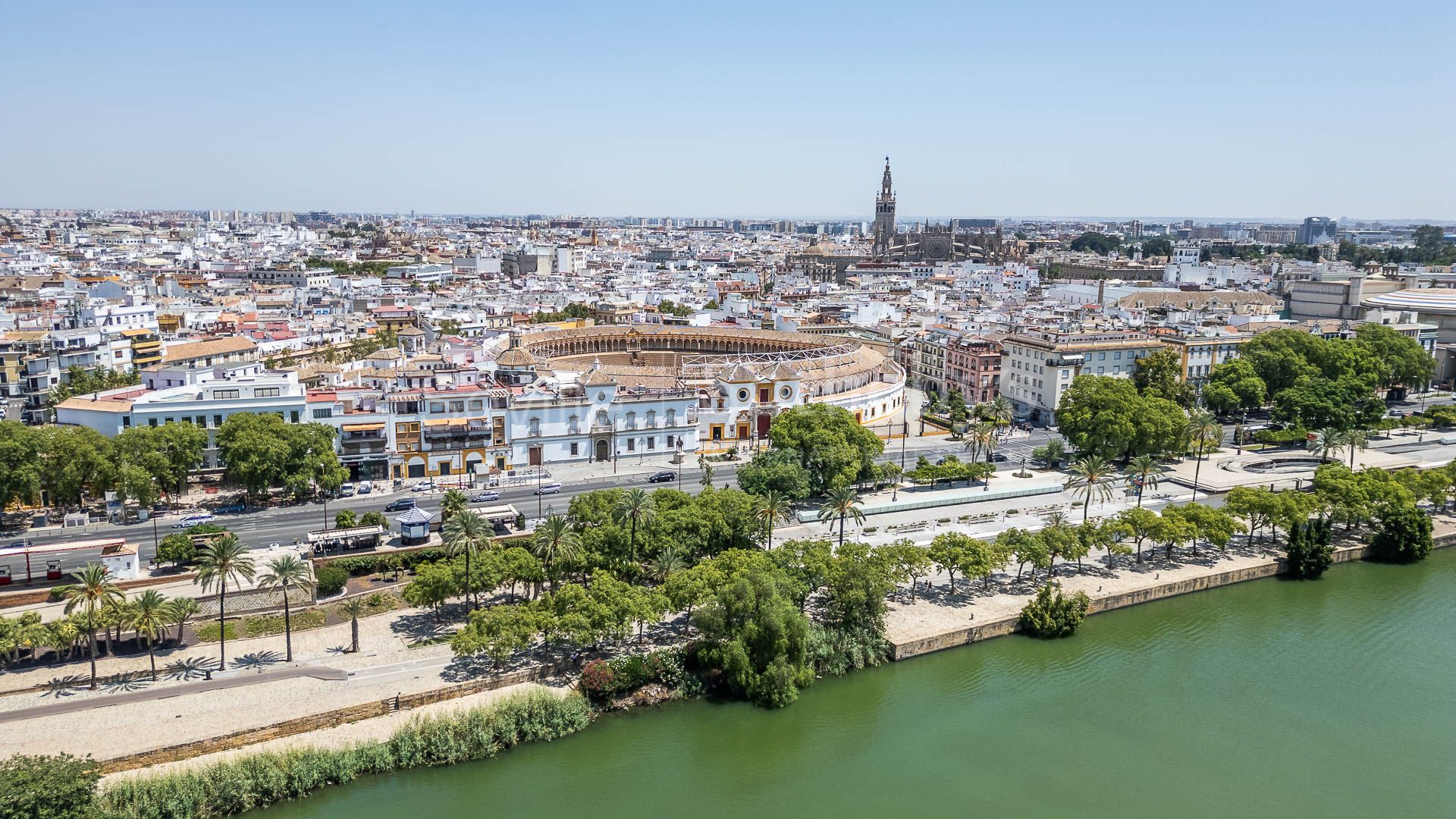 Activo de inversión en rentabilidad junto a la plaza de toros y el río Guadalquivir