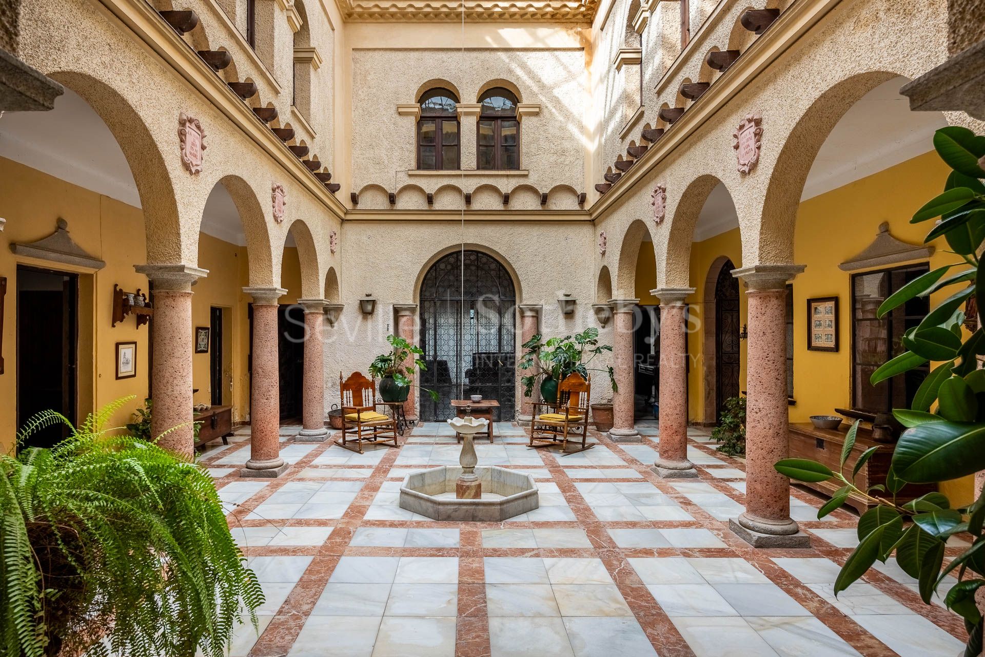 Casa palacio histórica con gran patio Andújar