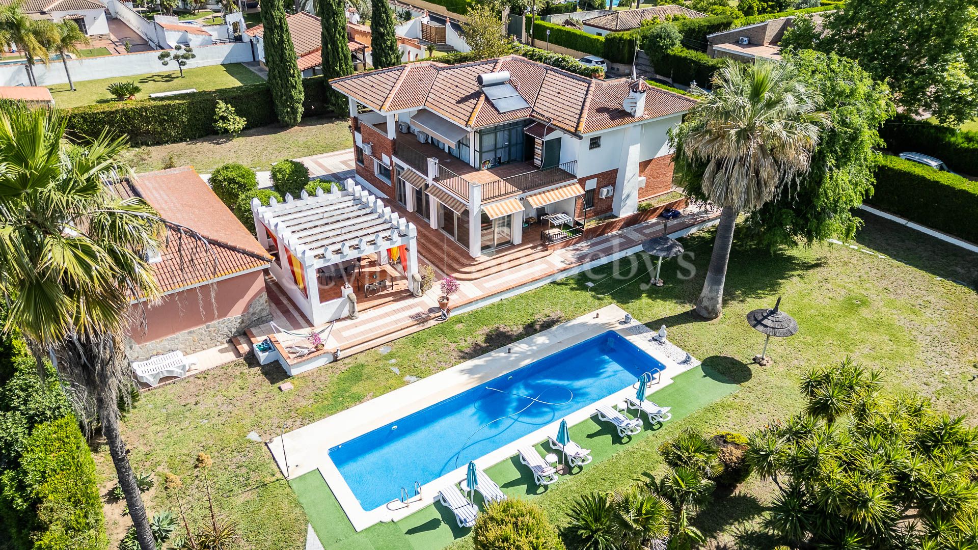 Casa con piscina ubicada en la exclusiva urbanización El Capricho