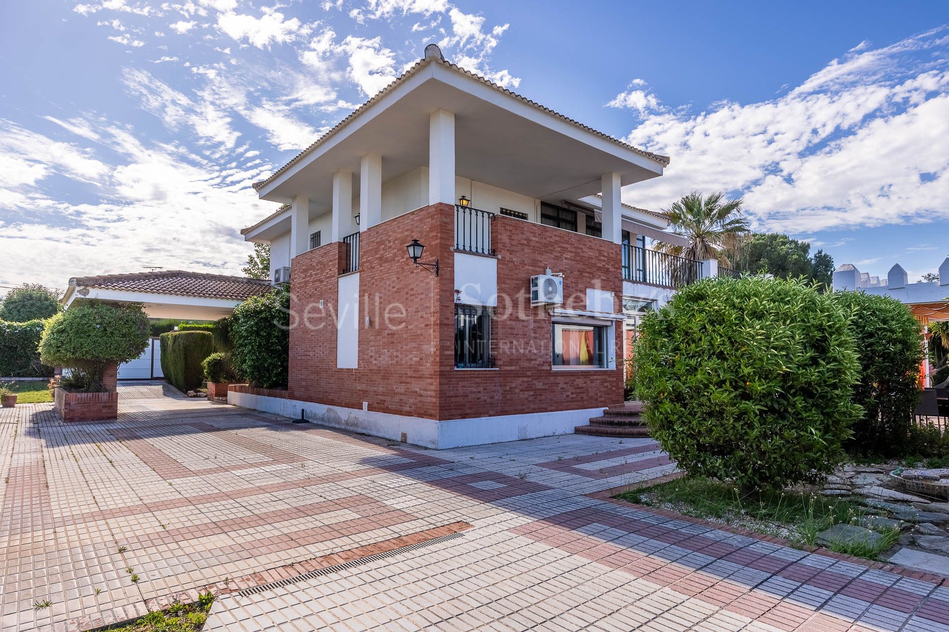 Rural Estate with Main House and Guest Suites