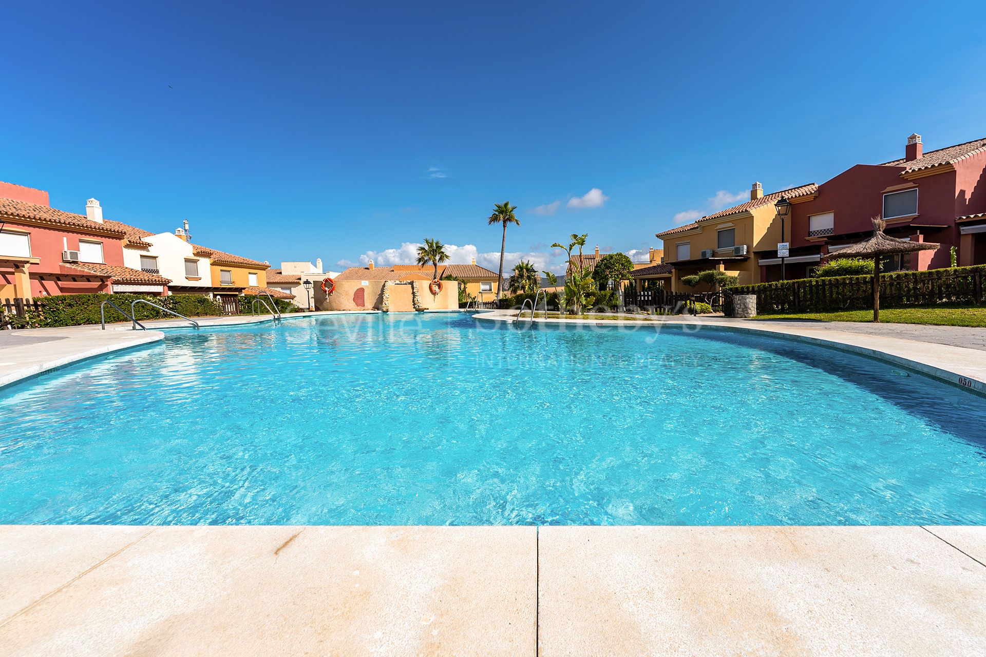 Adosado con piscina y vistas al mar en urbanización residencial privada.