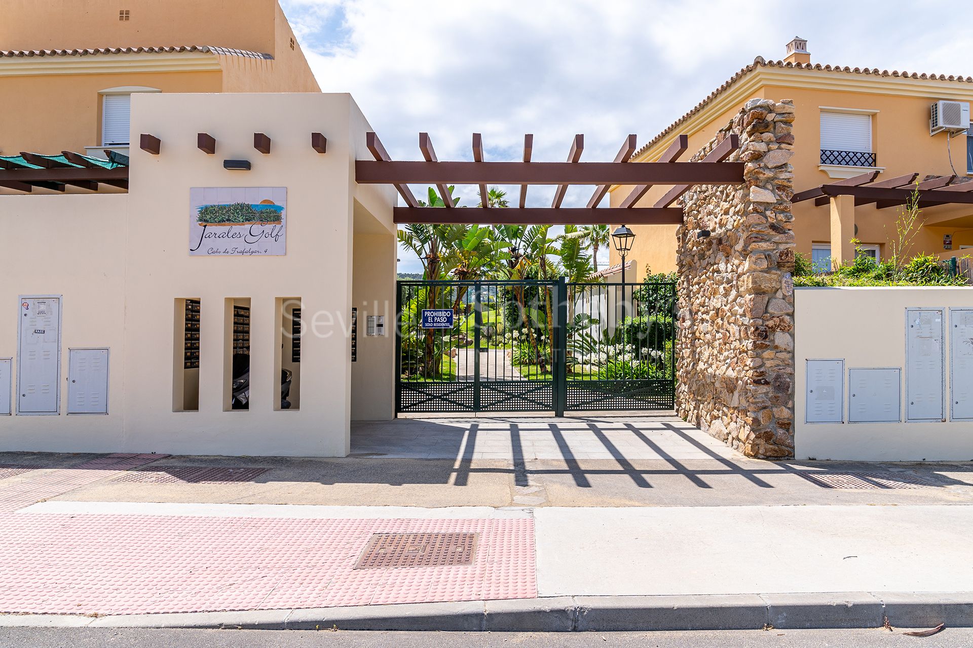 Adosado con piscina y vistas al mar en urbanización residencial privada.