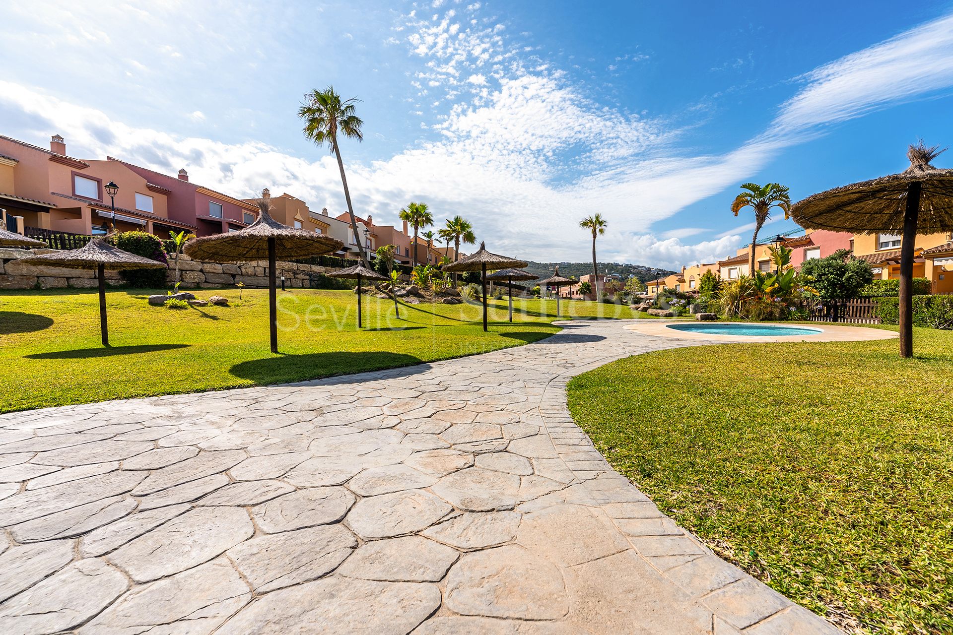 Adosado con piscina y vistas al mar en urbanización residencial privada.