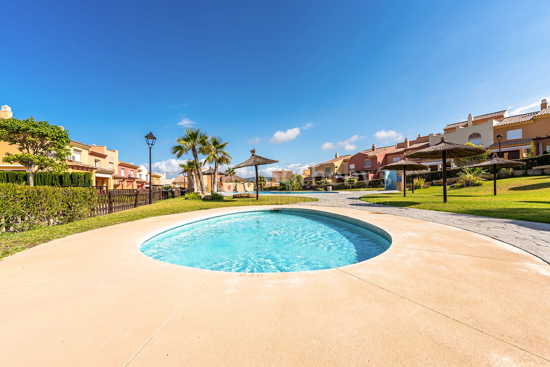 Adosado con piscina y vistas al mar en urbanización residencial privada.