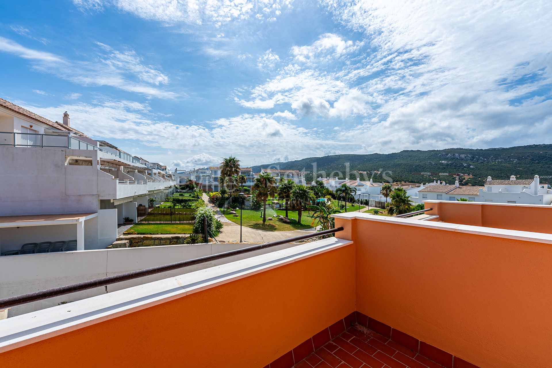 Adosado con piscina y vistas al mar en urbanización residencial privada.