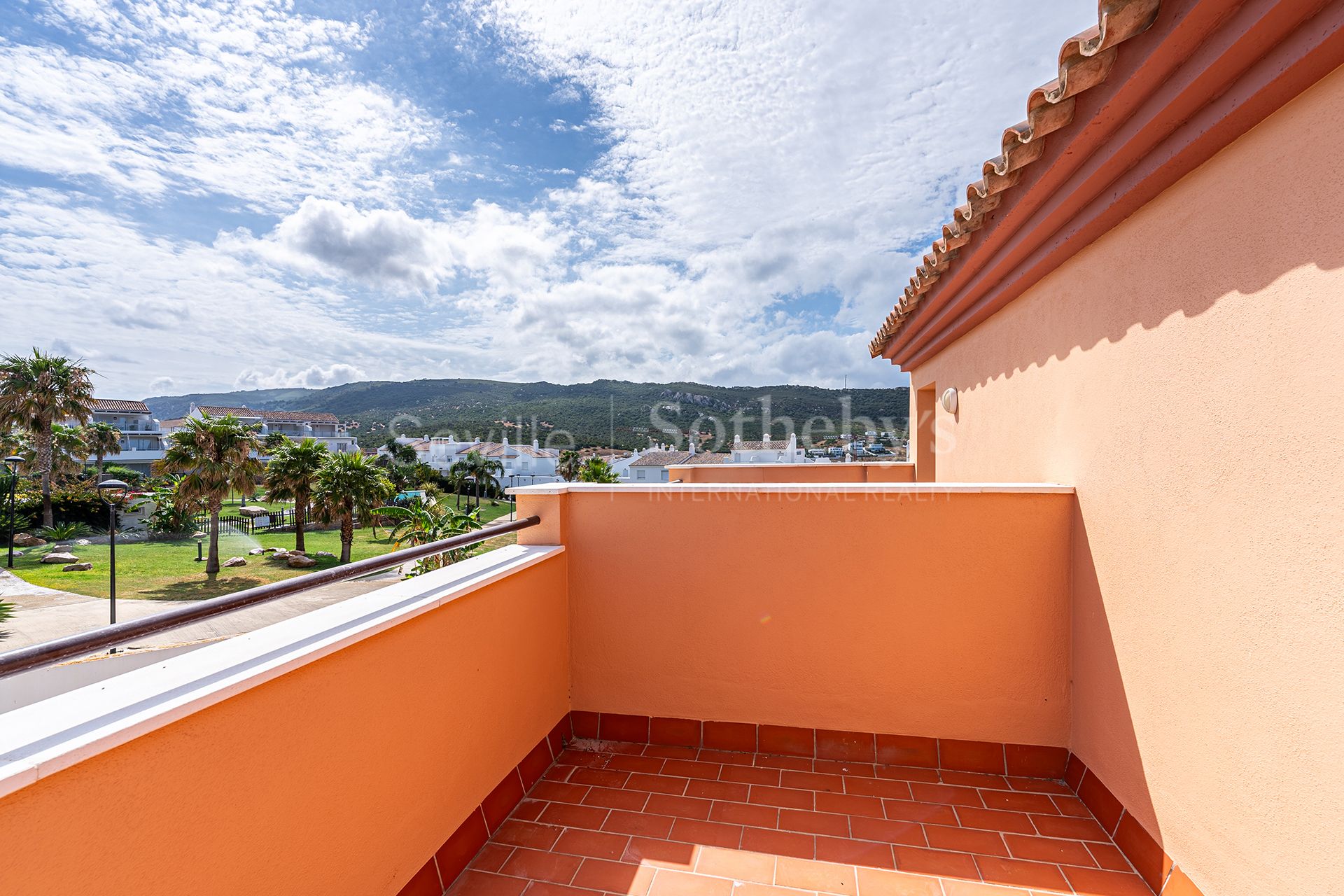 Adosado con piscina y vistas al mar en urbanización residencial privada.