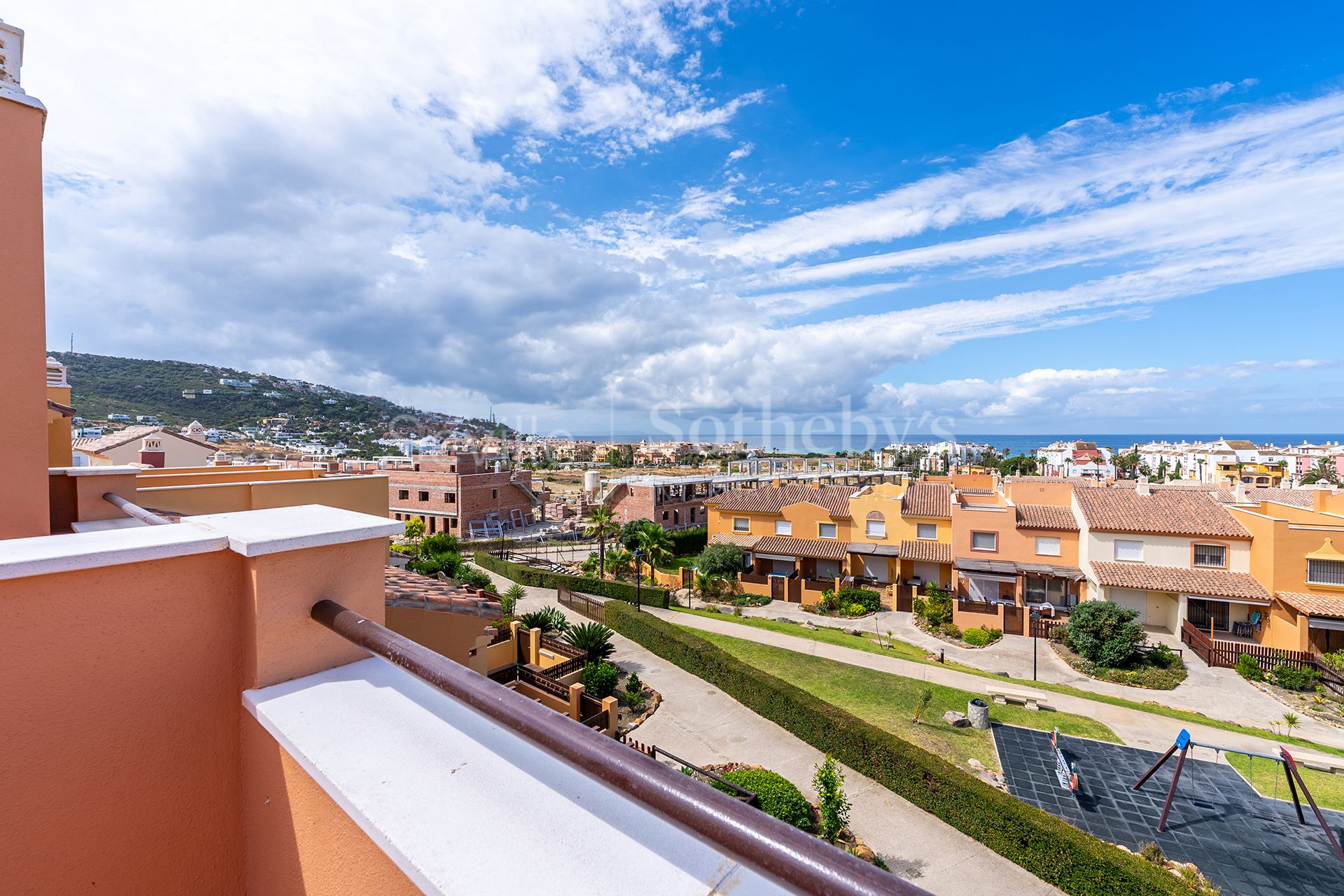 Adosado con piscina y vistas al mar en urbanización residencial privada.