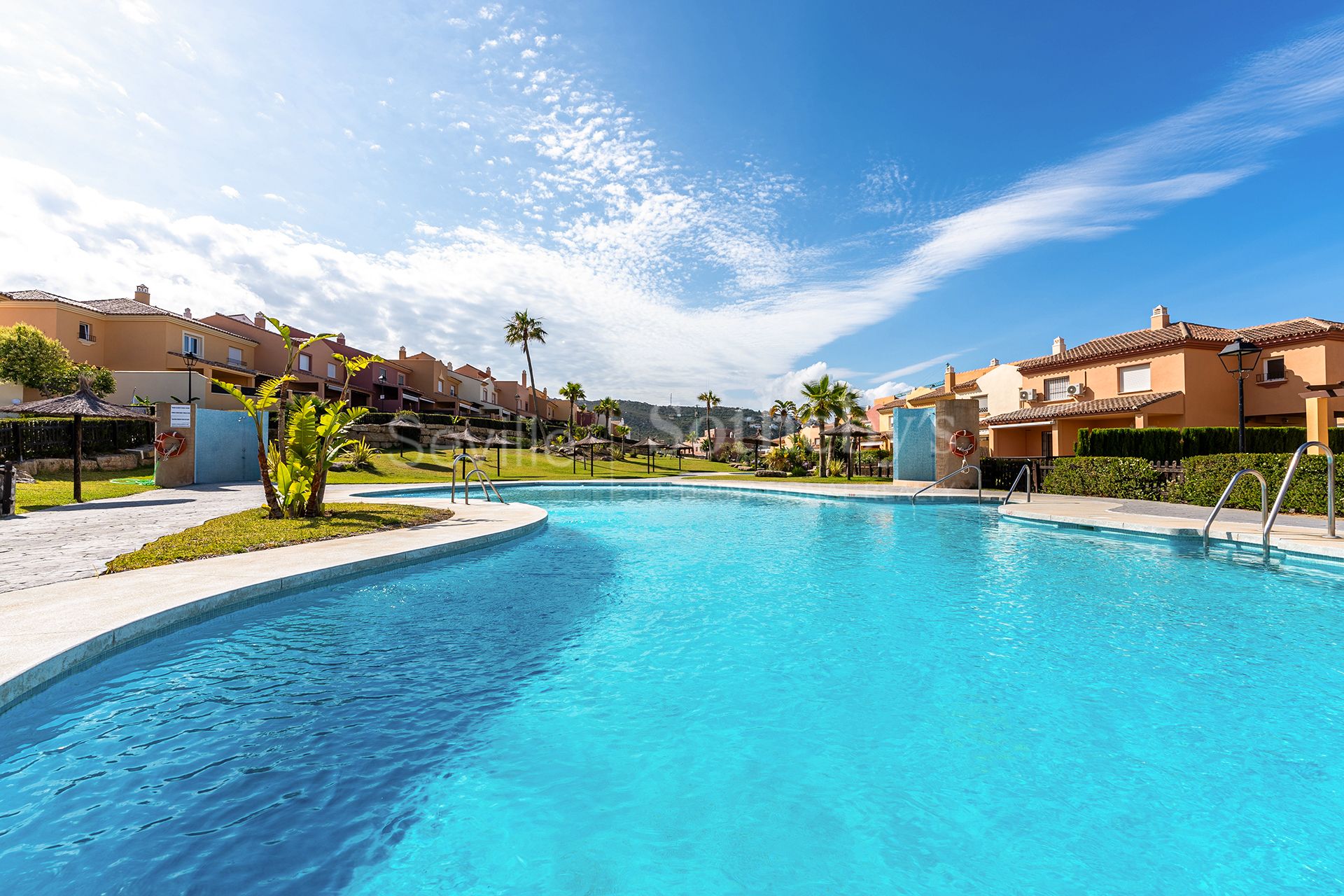 Adosado con piscina y vistas al mar en urbanización residencial privada.