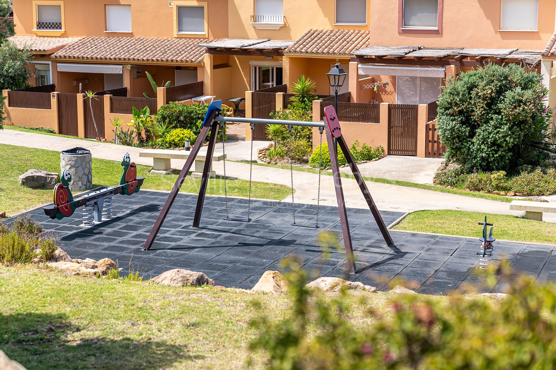 Adosado con piscina y vistas al mar en urbanización residencial privada.