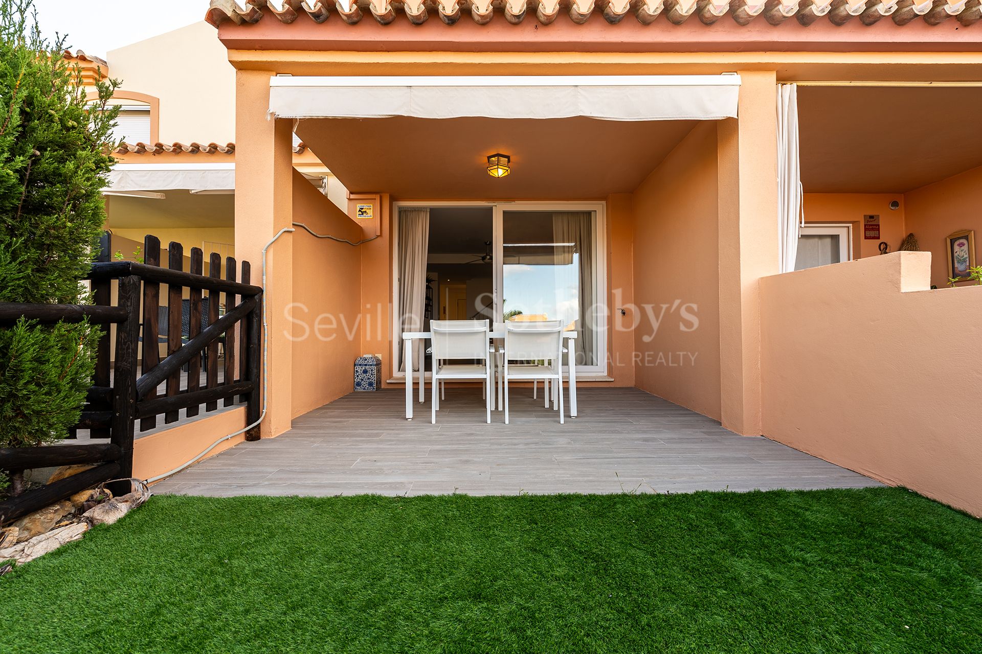 Adosado con piscina y vistas al mar en urbanización residencial privada.