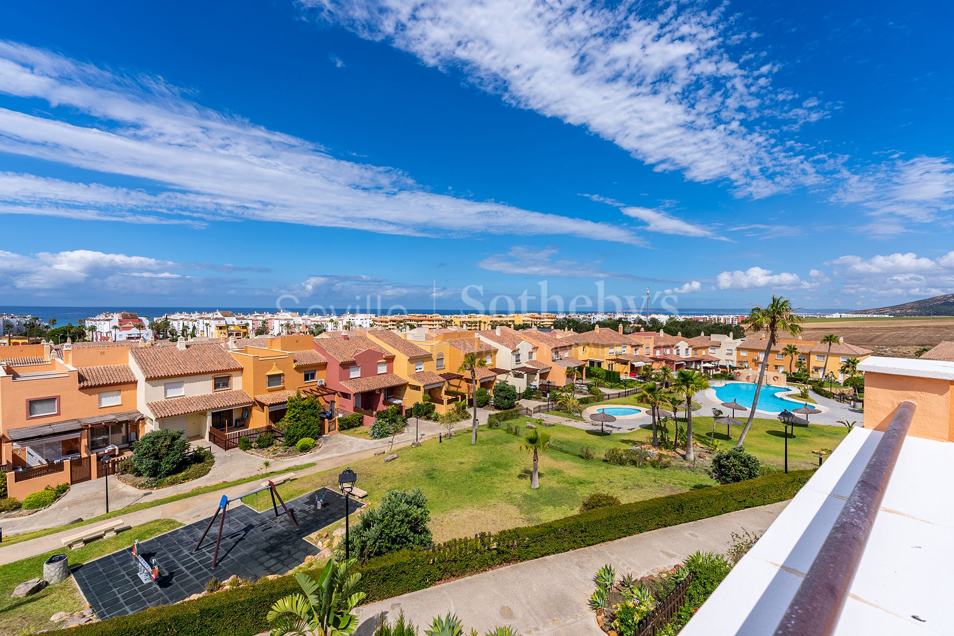 Adosado con piscina y vistas al mar en urbanización residencial privada.