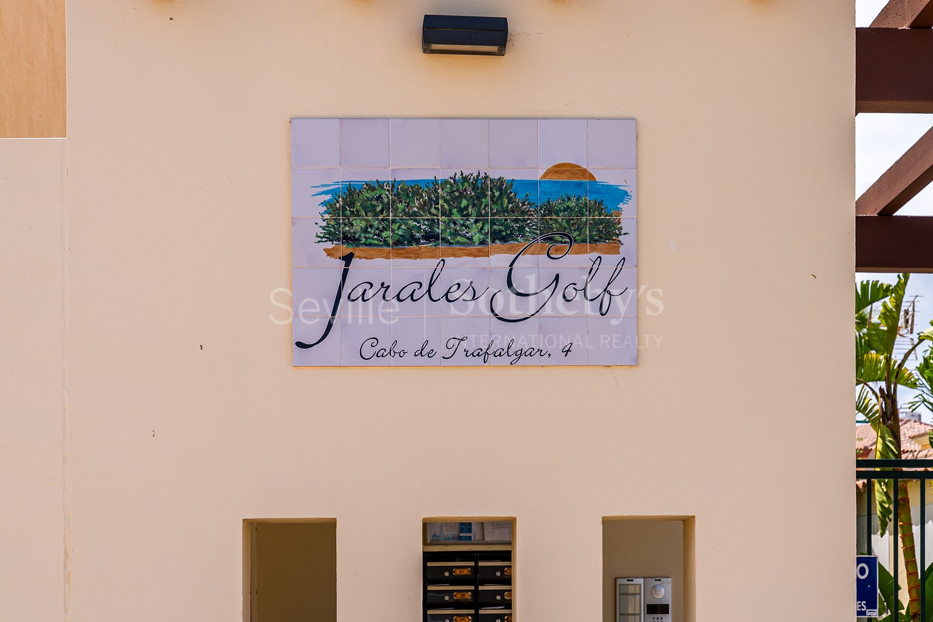 Adosado con piscina y vistas al mar en urbanización residencial privada.