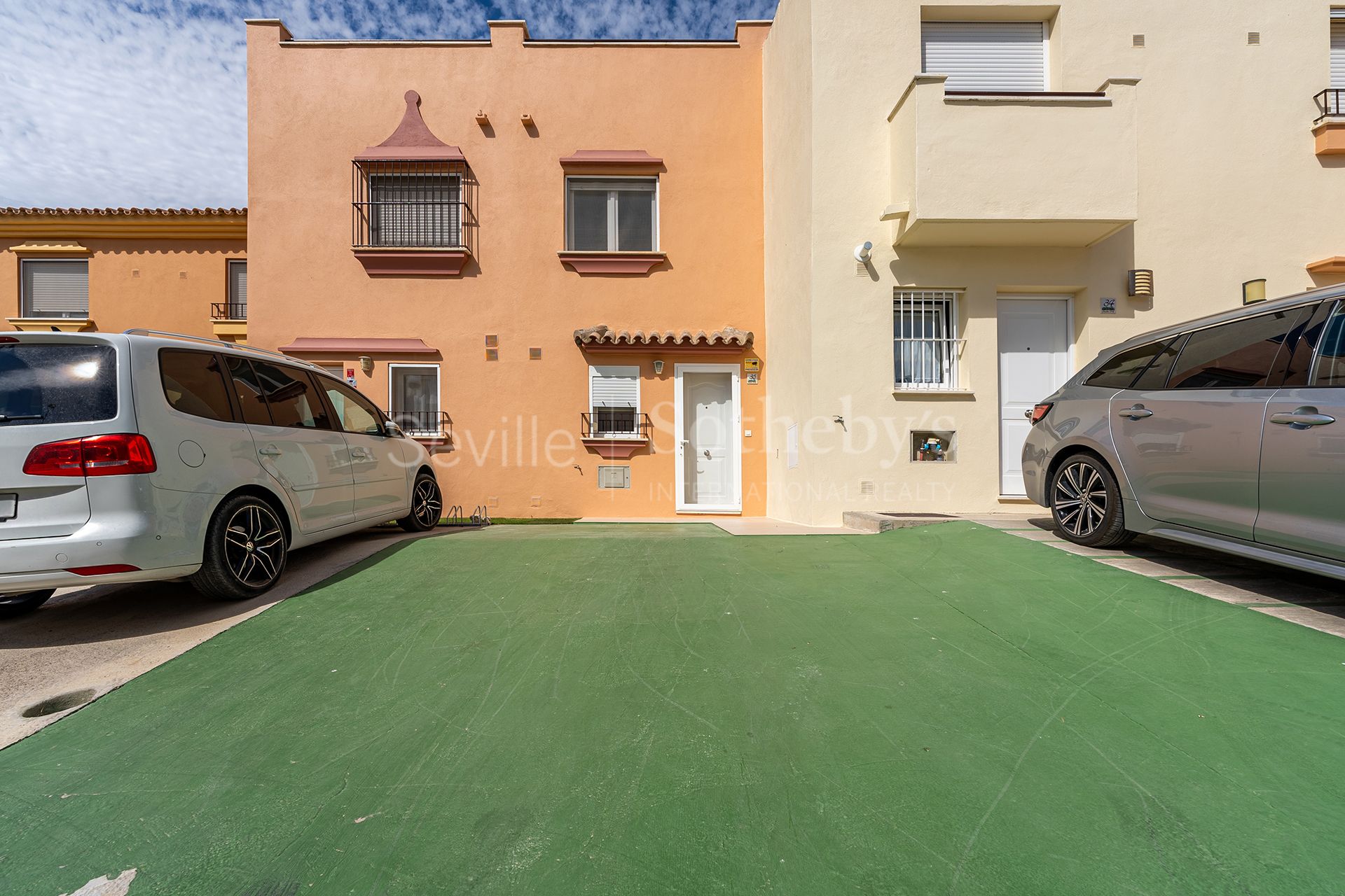 Adosado con piscina y vistas al mar en urbanización residencial privada.