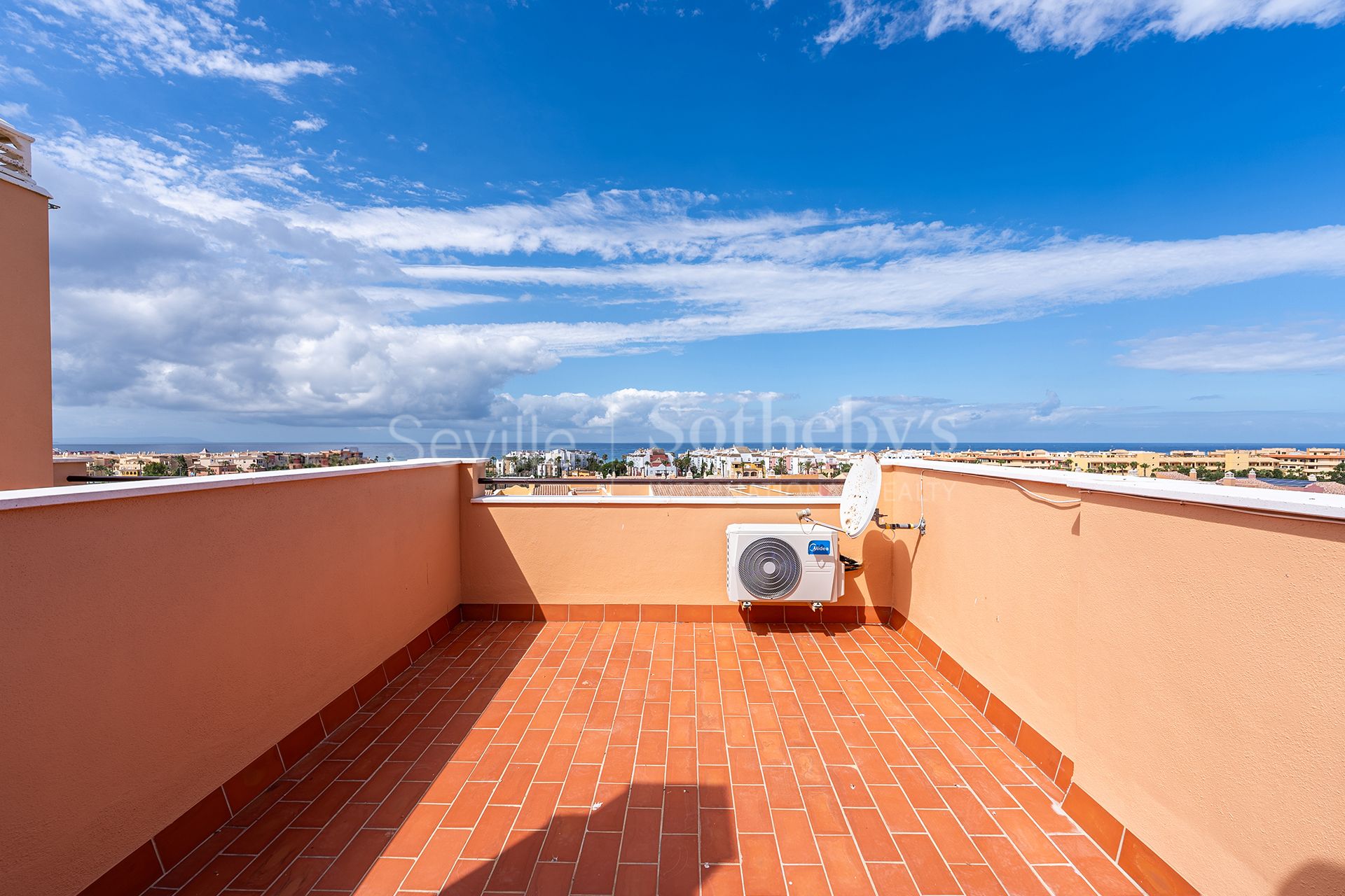 Adosado con piscina y vistas al mar en urbanización residencial privada.