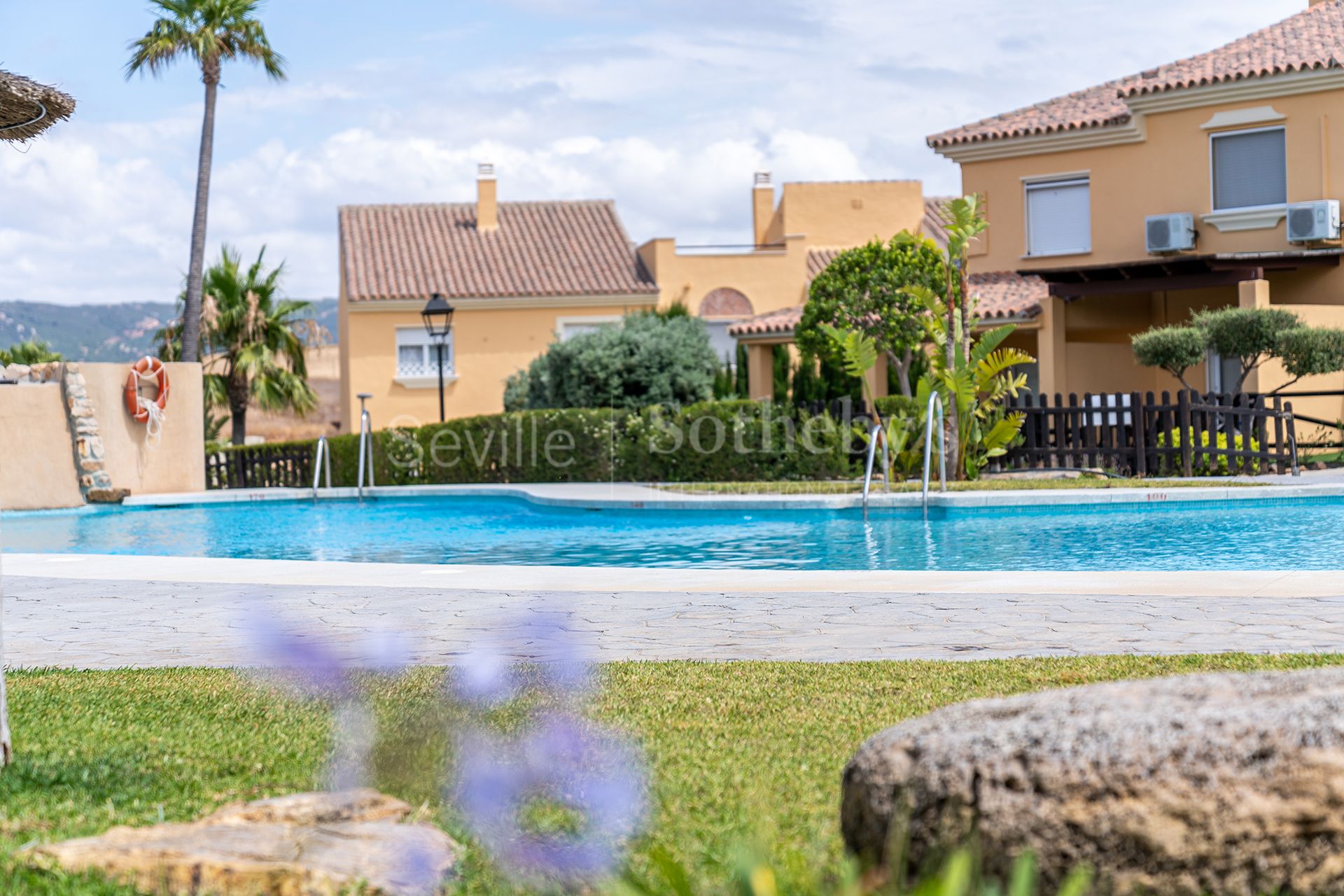 Adosado con piscina y vistas al mar en urbanización residencial privada.