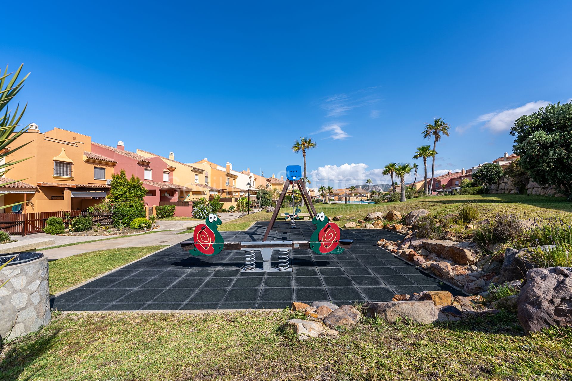 Adosado con piscina y vistas al mar en urbanización residencial privada.