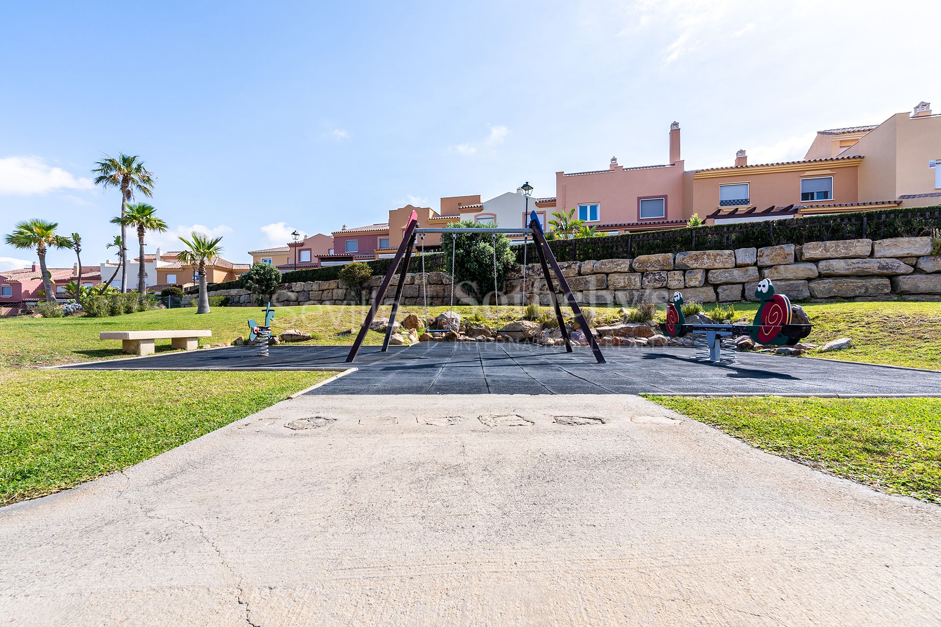 Adosado con piscina y vistas al mar en urbanización residencial privada.