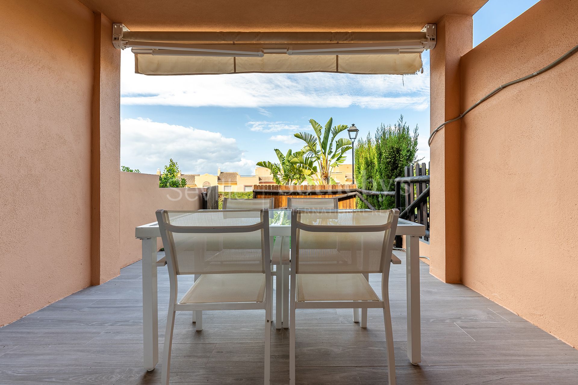 Adosado con piscina y vistas al mar en urbanización residencial privada.