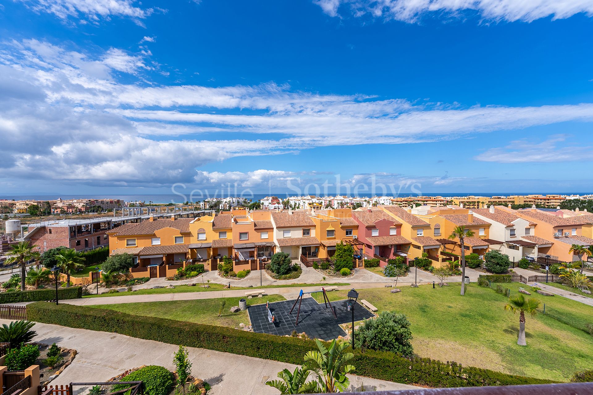 Adosado con piscina y vistas al mar en urbanización residencial privada.