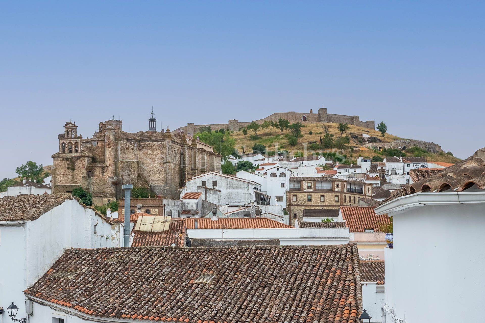 Casa de dos plantas con vistas al castillo de Aracena