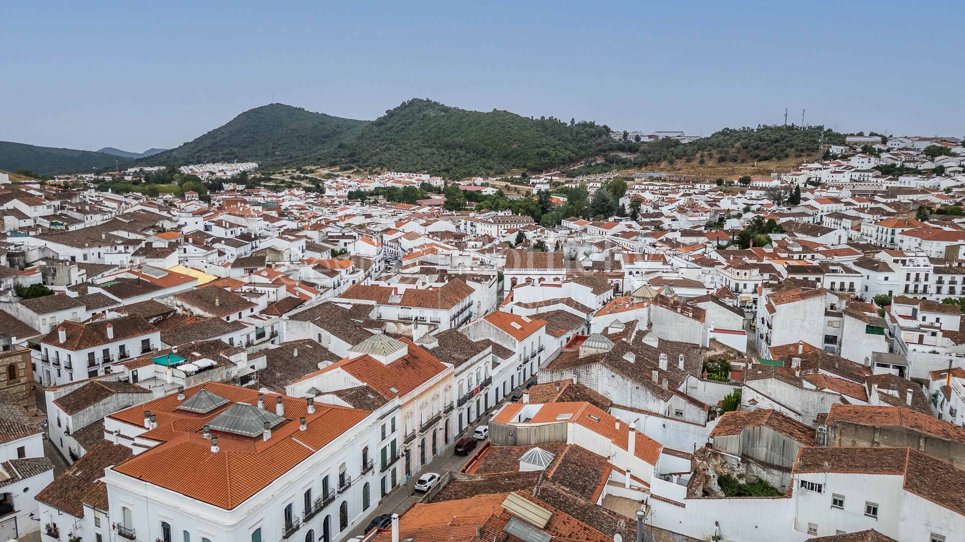 Casa de dos plantas con vistas al castillo de Aracena