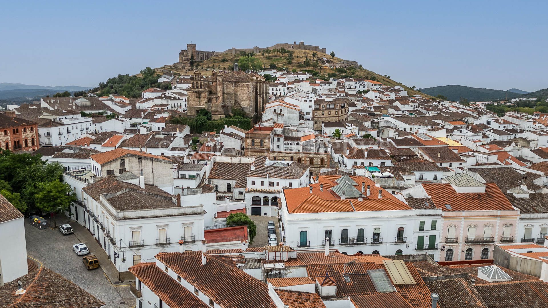 Casa de dos plantas con vistas al castillo de Aracena