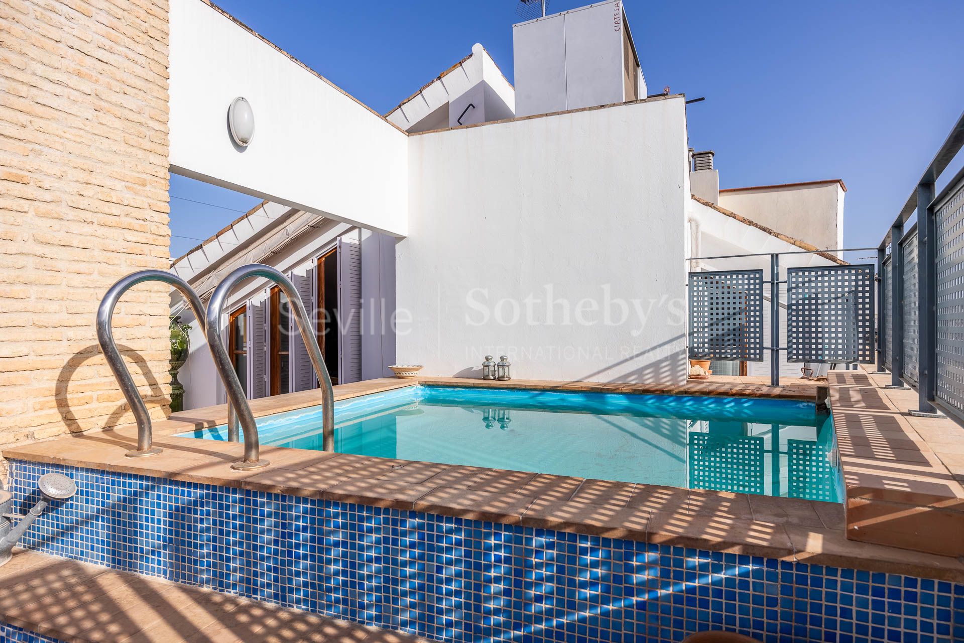 Exclusive house with terrace, pool, elevator, and garage in the heart of Seville