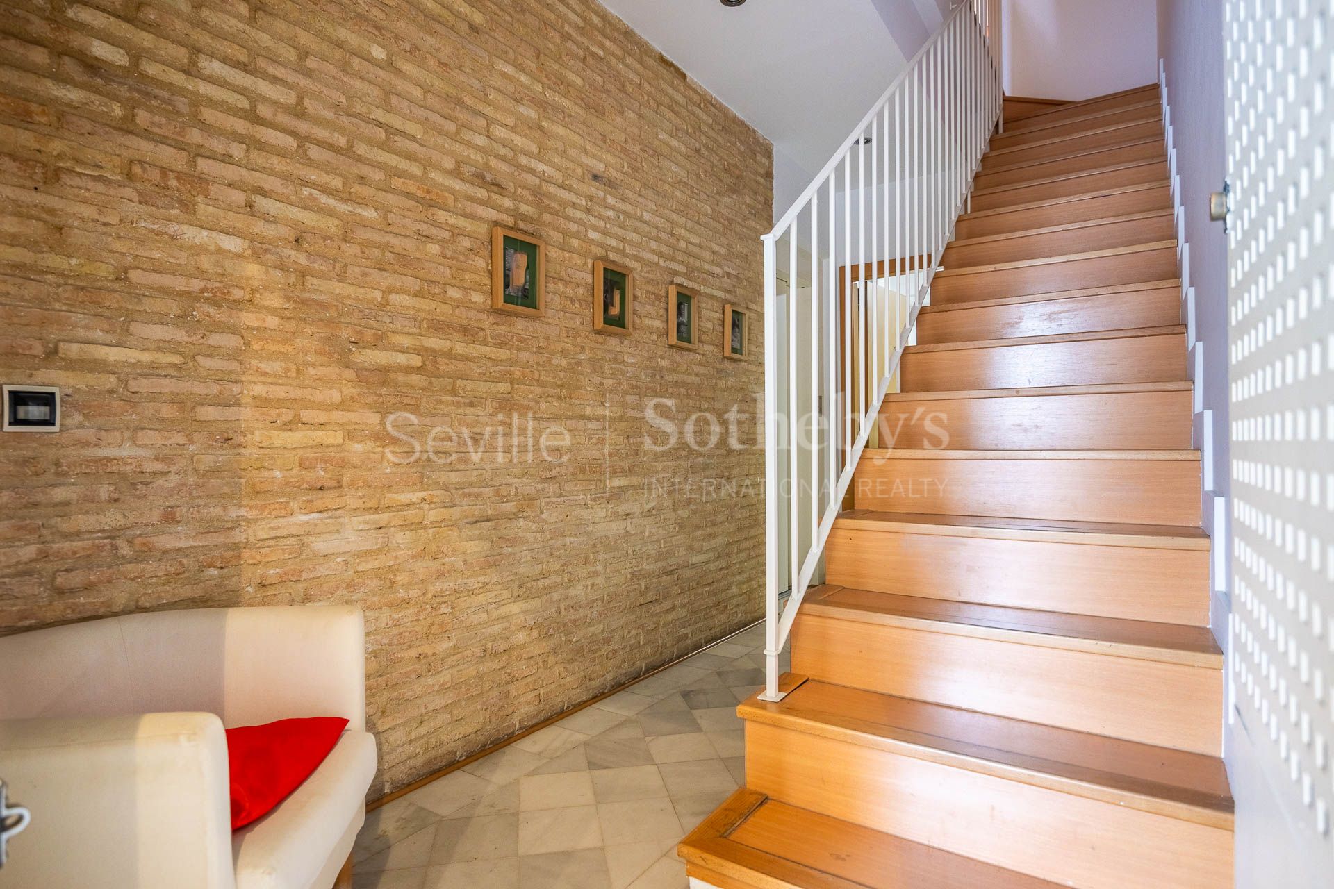 Exclusive house with terrace, pool, elevator, and garage in the heart of Seville