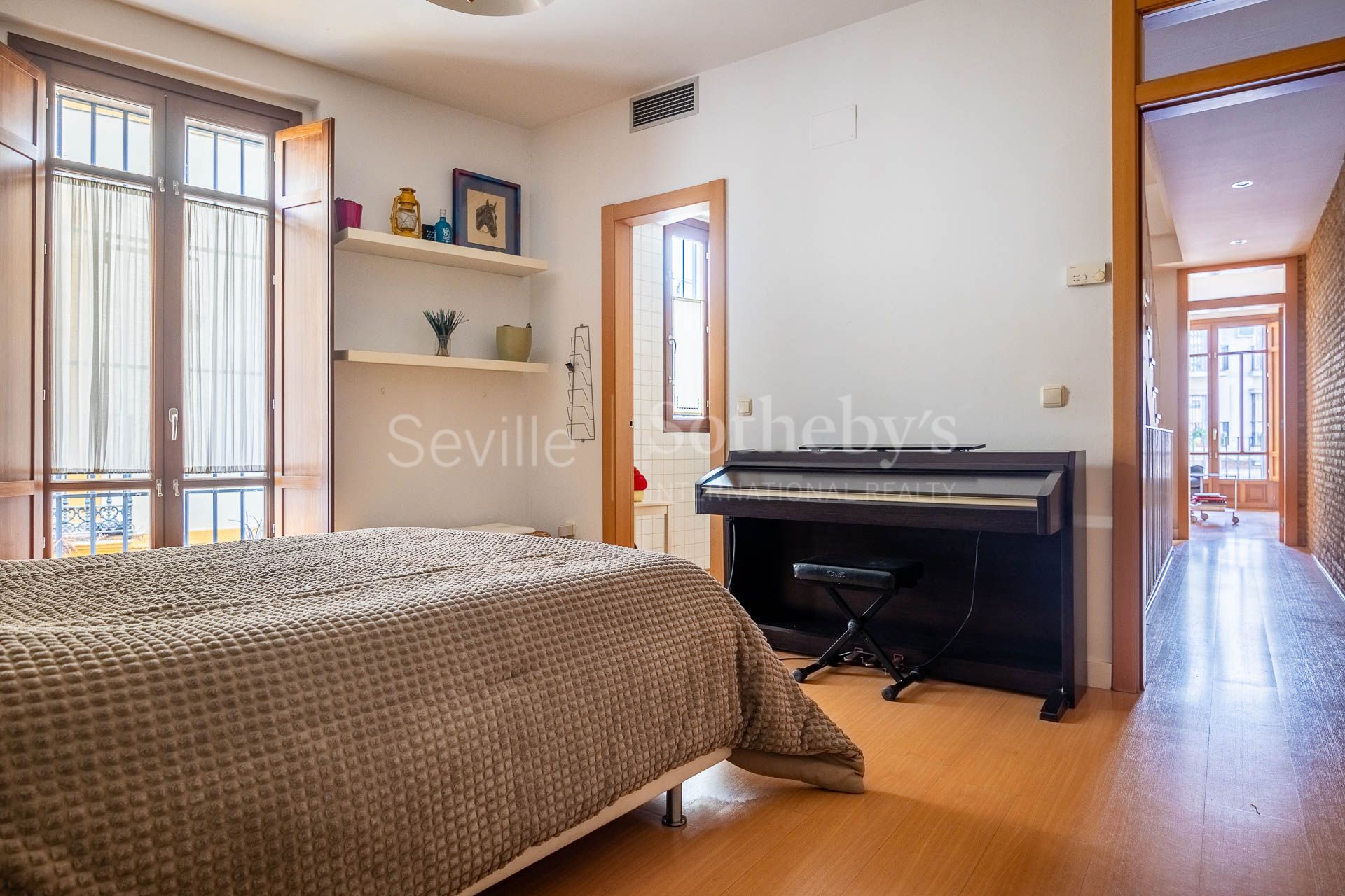 Exclusive house with terrace, pool, elevator, and garage in the heart of Seville