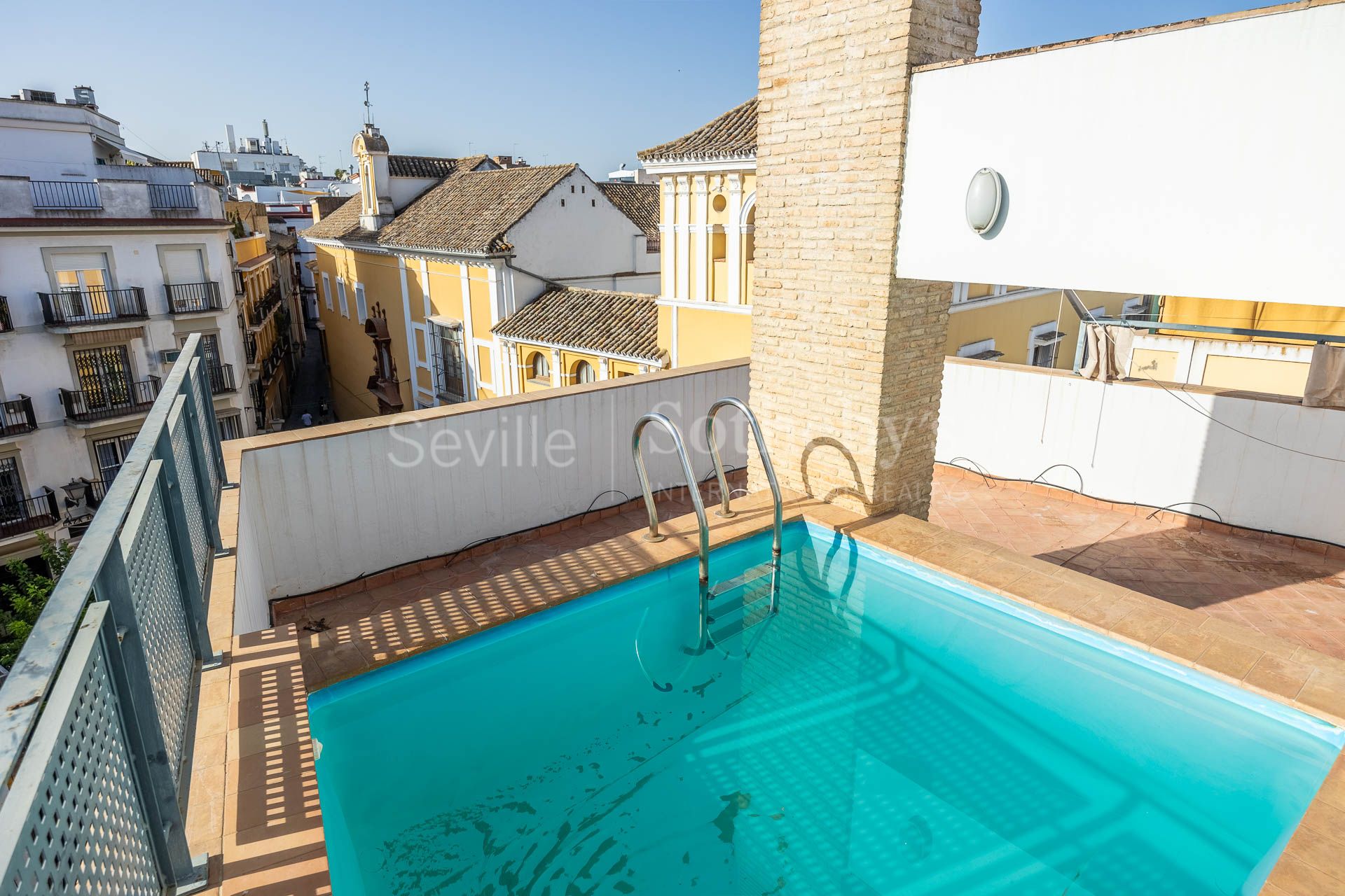 Exclusive house with terrace, pool, elevator, and garage in the heart of Seville