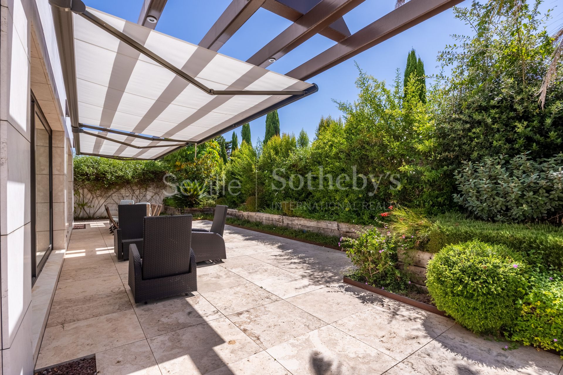 Vivienda con piscina privada en Vistahermosa