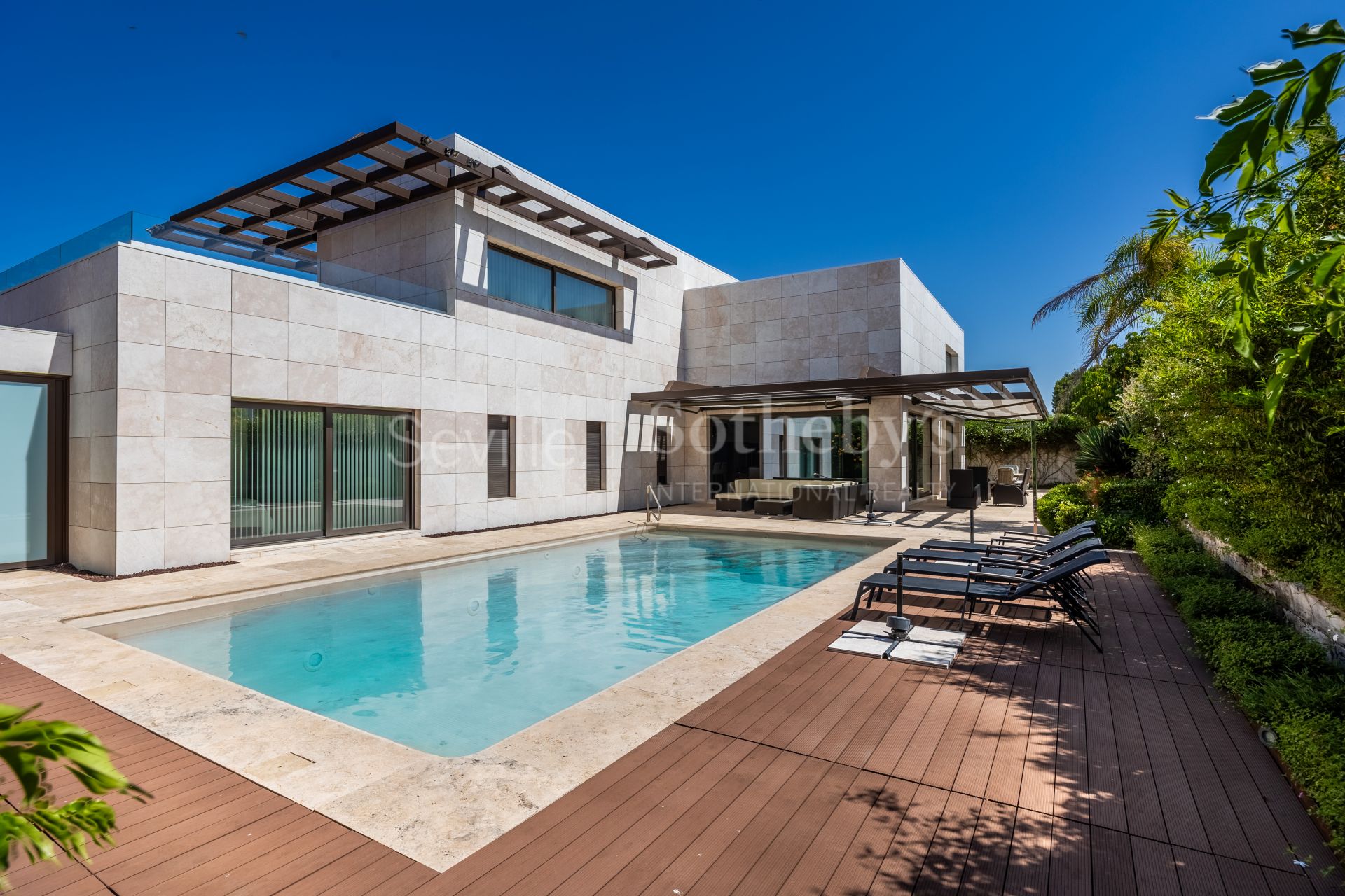 Vivienda con piscina privada en Vistahermosa