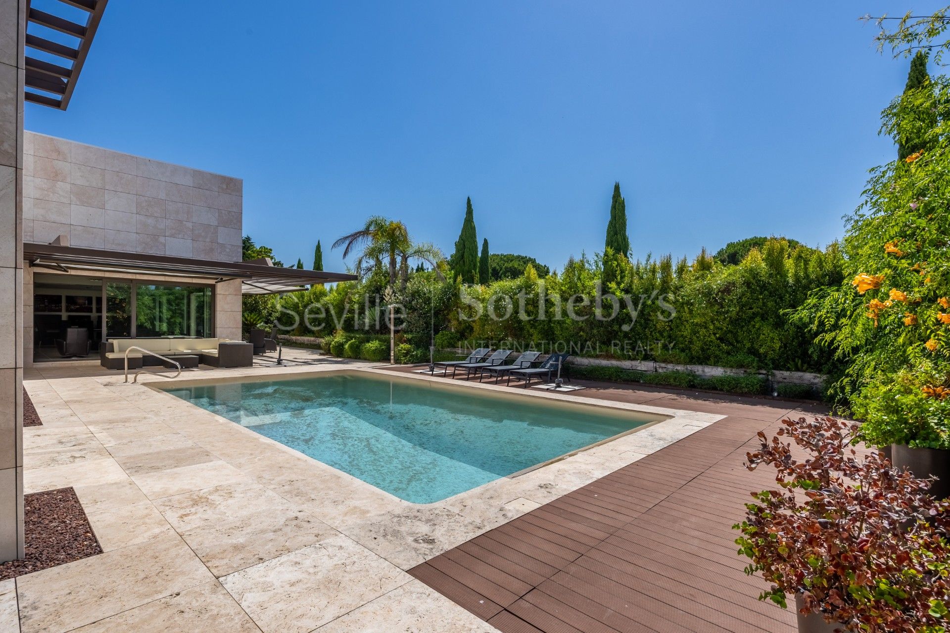 Vivienda con piscina privada en Vistahermosa