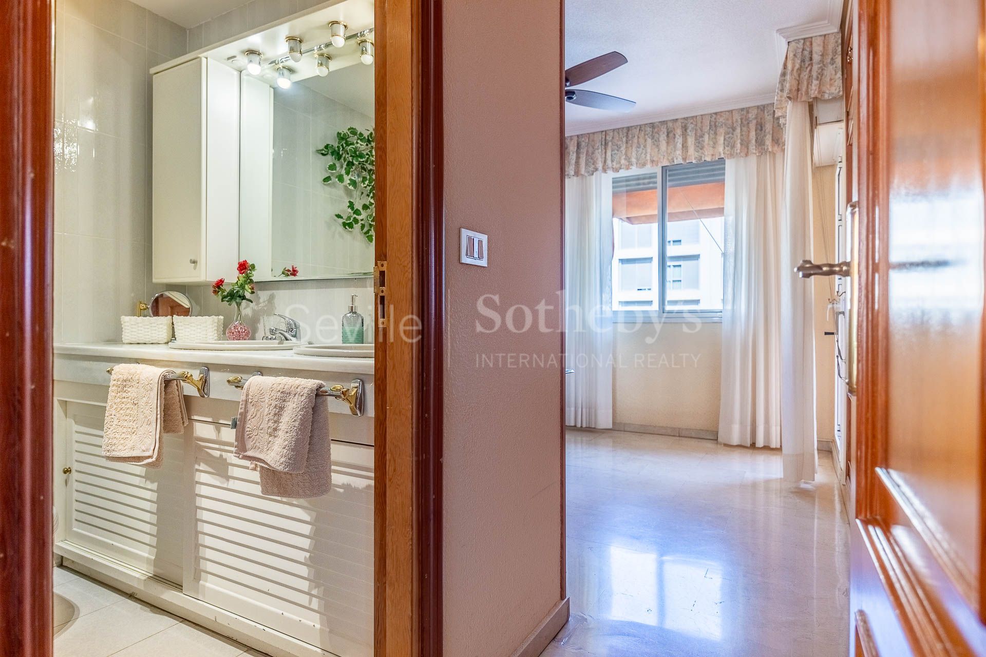 Bright Apartment on Avenida de la Buhaira