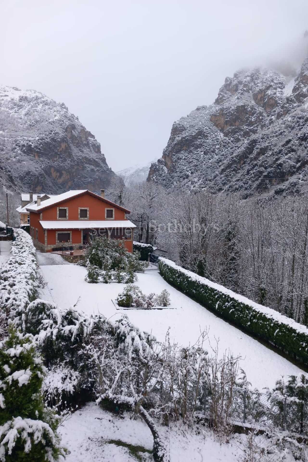 Individual chalet in the Somiedo Natural Park, with spacious garden and garage