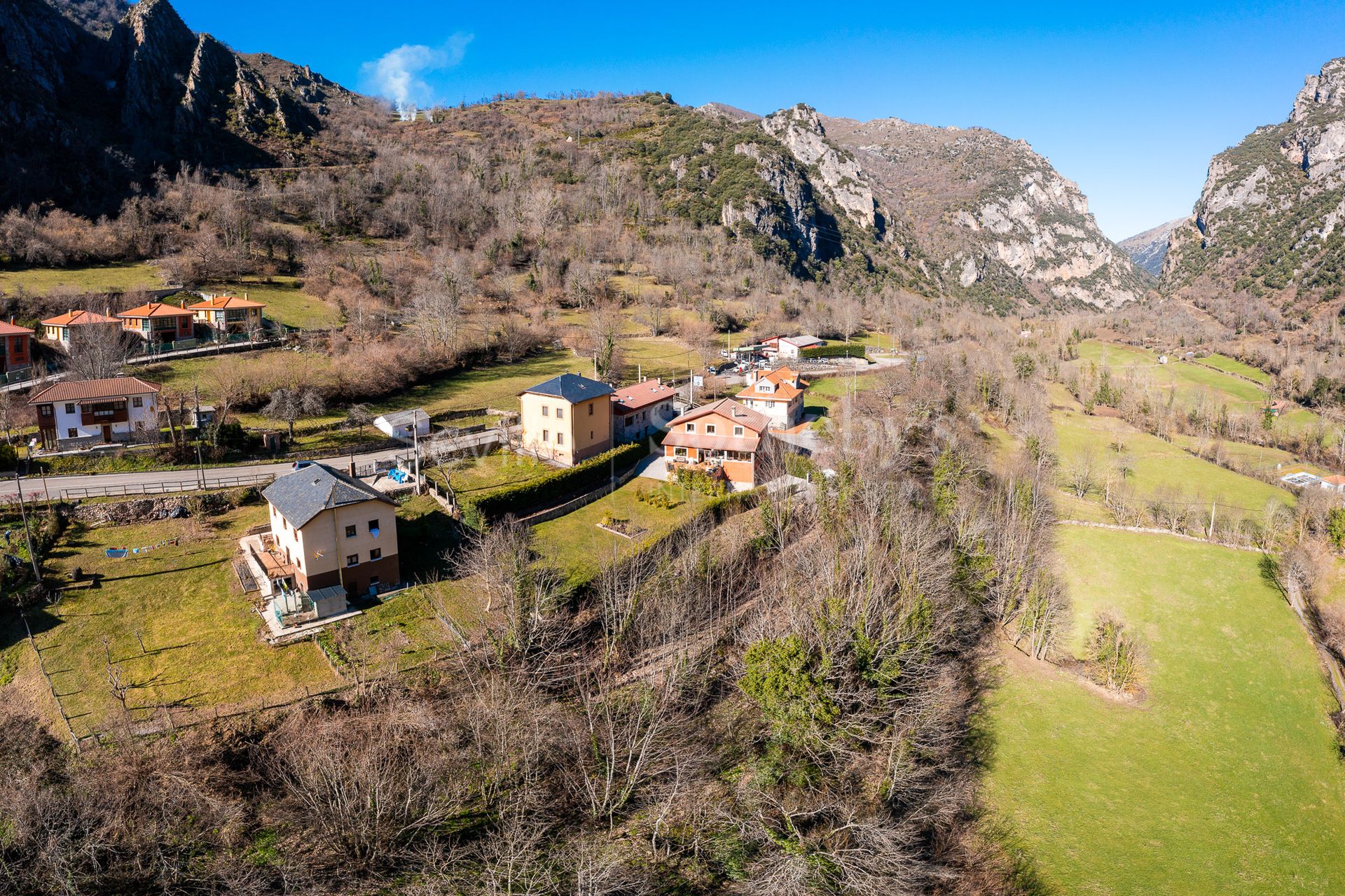 Individual chalet in the Somiedo Natural Park, with spacious garden and garage