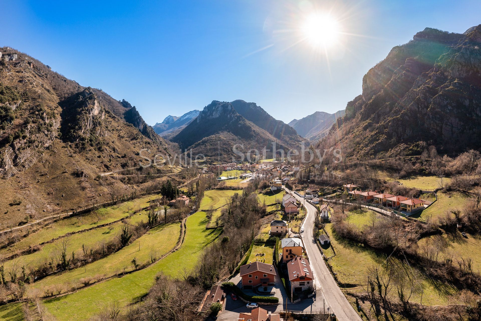 Individual chalet in the Somiedo Natural Park, with spacious garden and garage