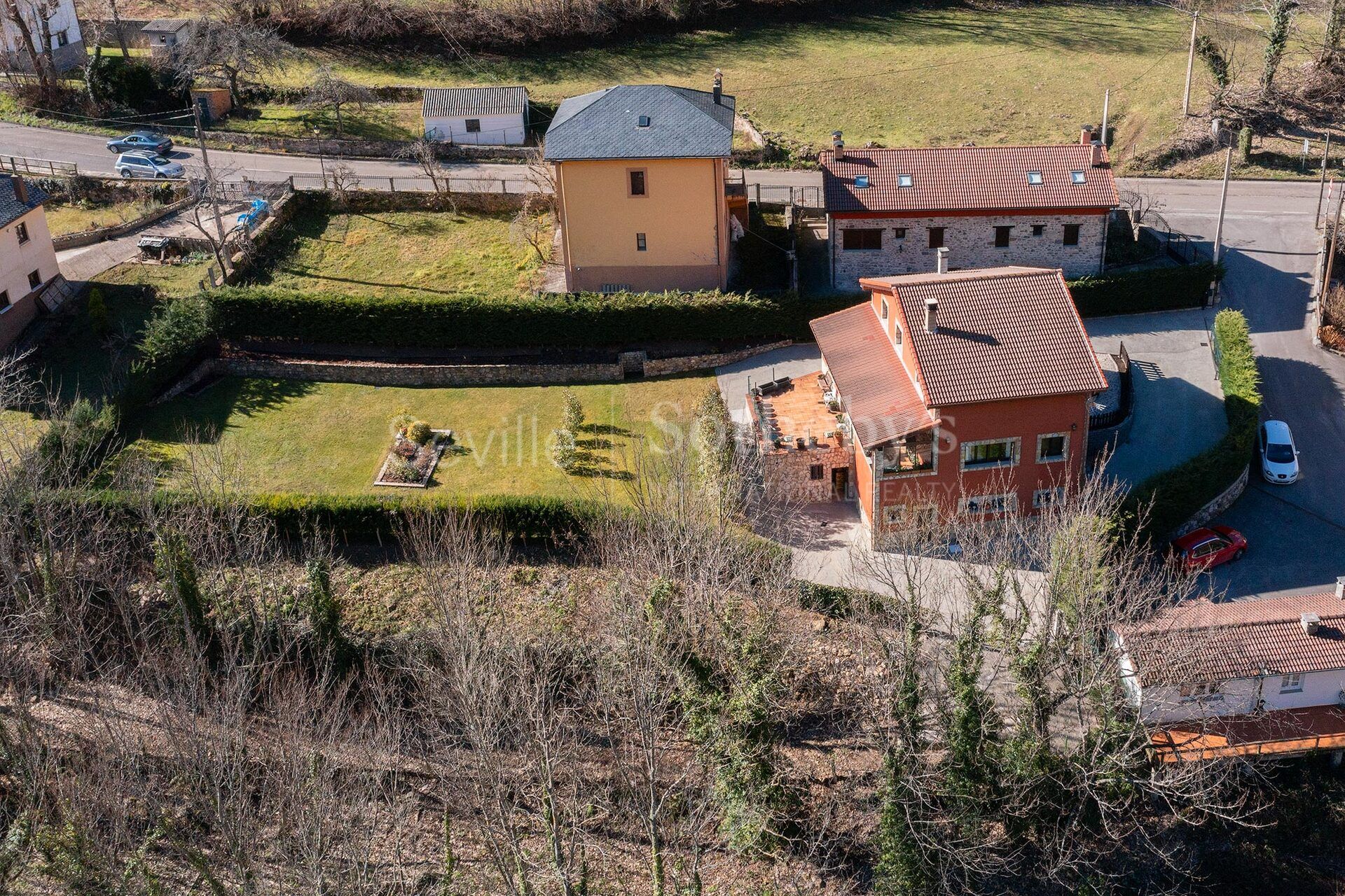 Individual chalet in the Somiedo Natural Park, with spacious garden and garage