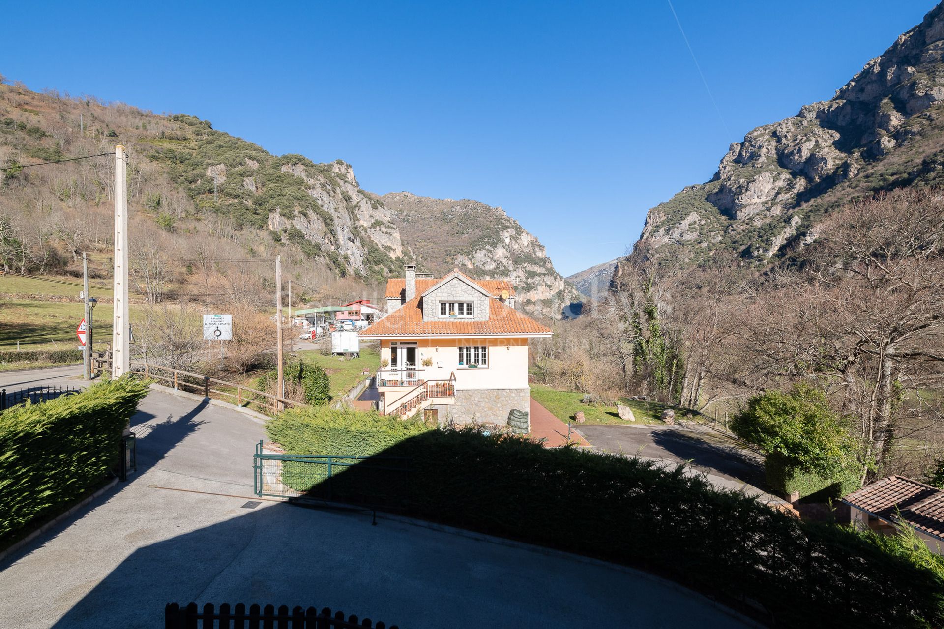 Individual chalet in the Somiedo Natural Park, with spacious garden and garage