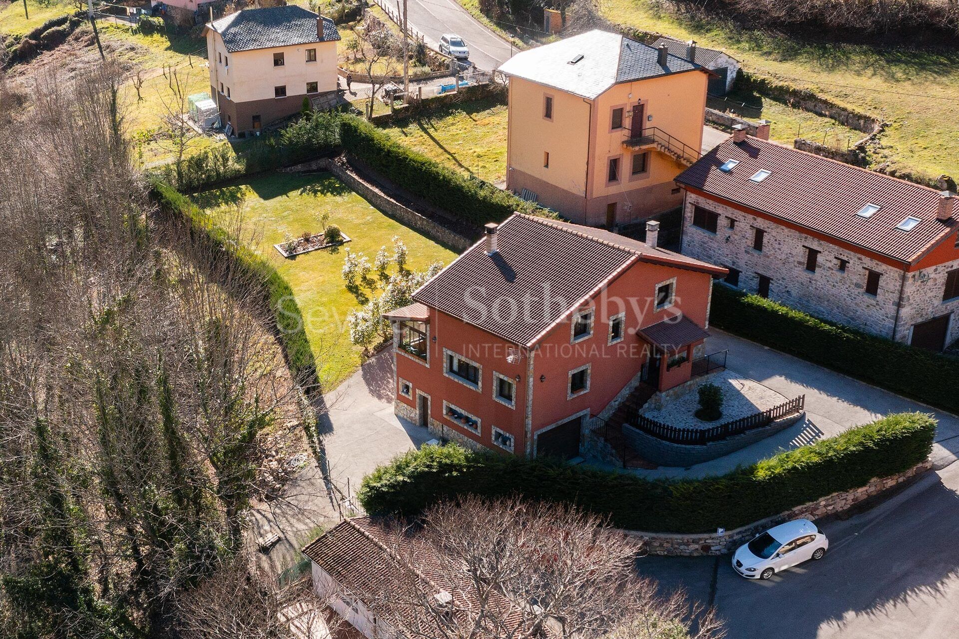 Individual chalet in the Somiedo Natural Park, with spacious garden and garage